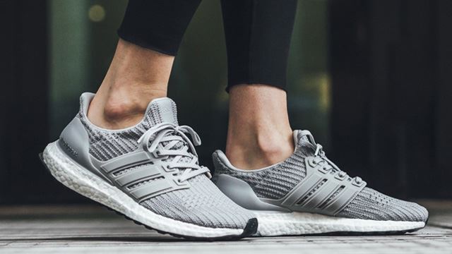 mua giày chạy adidas Ultra boost xám