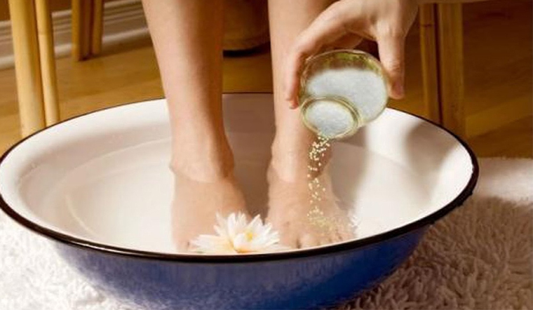 Ngâm chân bằng tinh dầu giúp  kiểm soát tốt mùi hôi chân