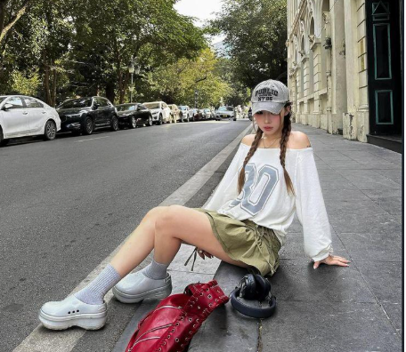 Phối váy ngắn với dép crocs nữ