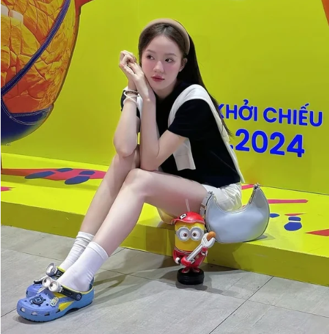 Phối short ngắn với dép crocs nữ