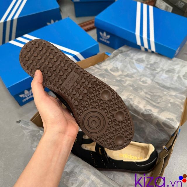 sneaker nữ màu đen
