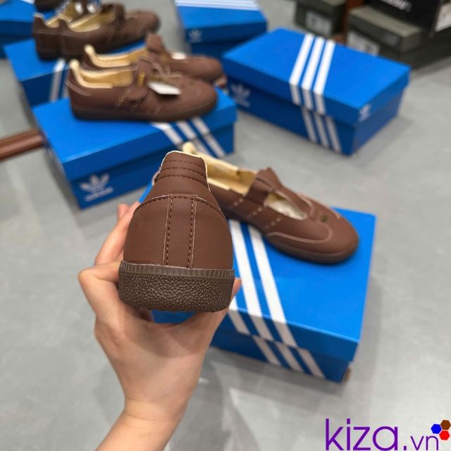 Giày búp bê nữ màu nâu của Adidas