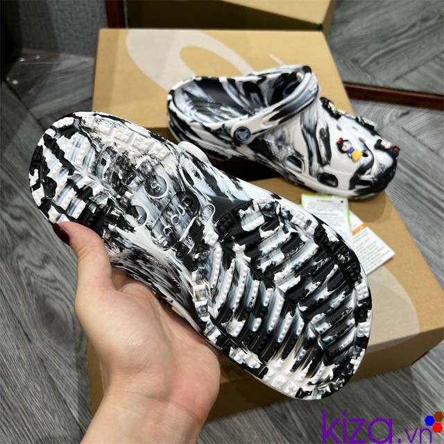 sục crocs đen