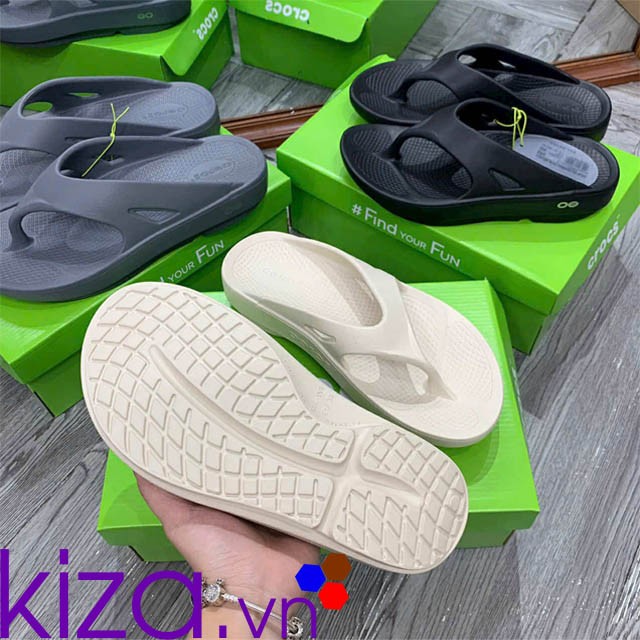 Dép xỏ ngón crocs màu trắng