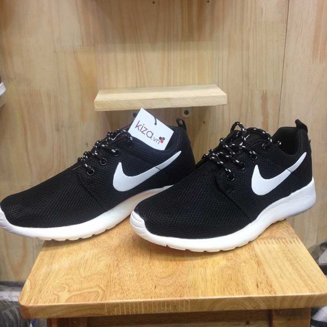 Giày Nike Roshe Run màu đen đế trắng 005