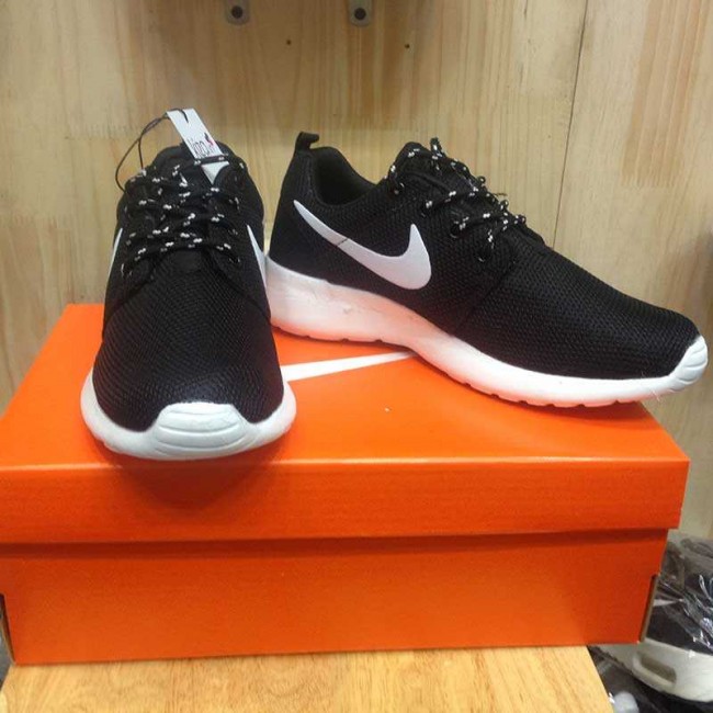 Giày Nike Roshe Run màu đen đế trắng 002