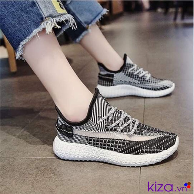 Giày sneaker nữ màu đen