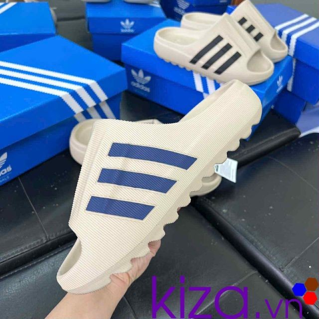 Dép Adidas quai ngang màu kem sọc xanh
