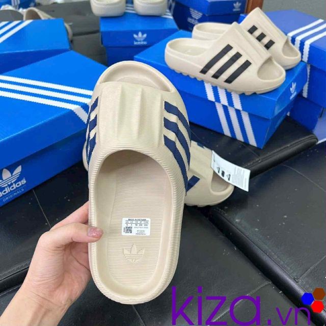Dép Adidas quai ngang màu kem sọc xanh