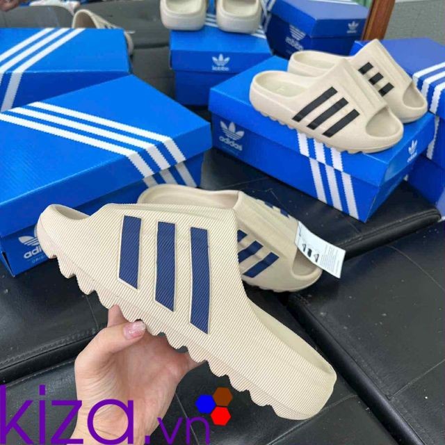 Dép Adidas quai ngang màu kem sọc xanh