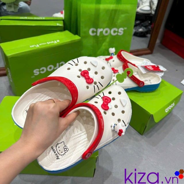 Sục crocs màu trắng