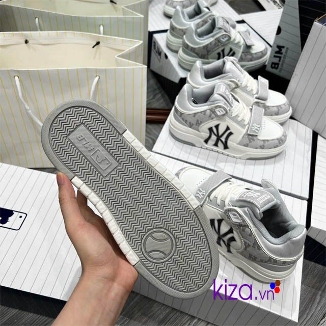 Mua giày MLB