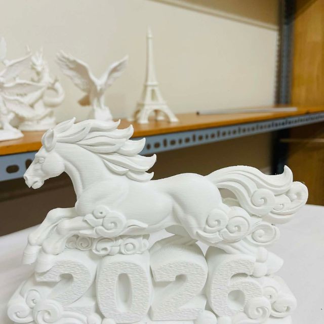 Tượng ngựa 2026 trắng in 3D trung bày