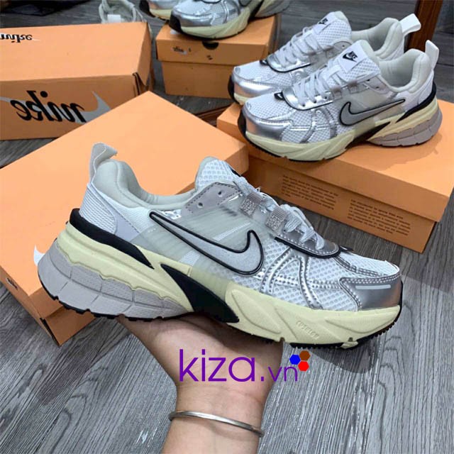 Giày thể thao Nike V2K màu xám