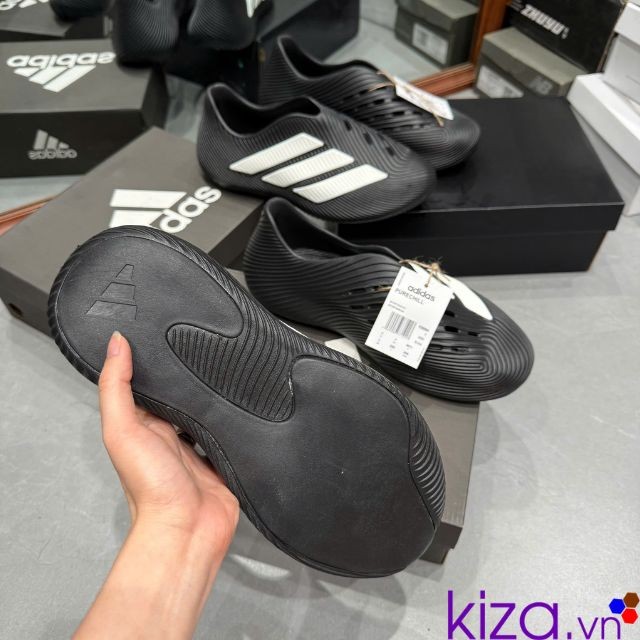 Sục adidas màu đen
