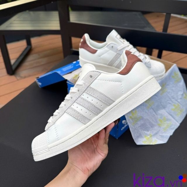 Giày Adidas mũi sò kẻ nâu