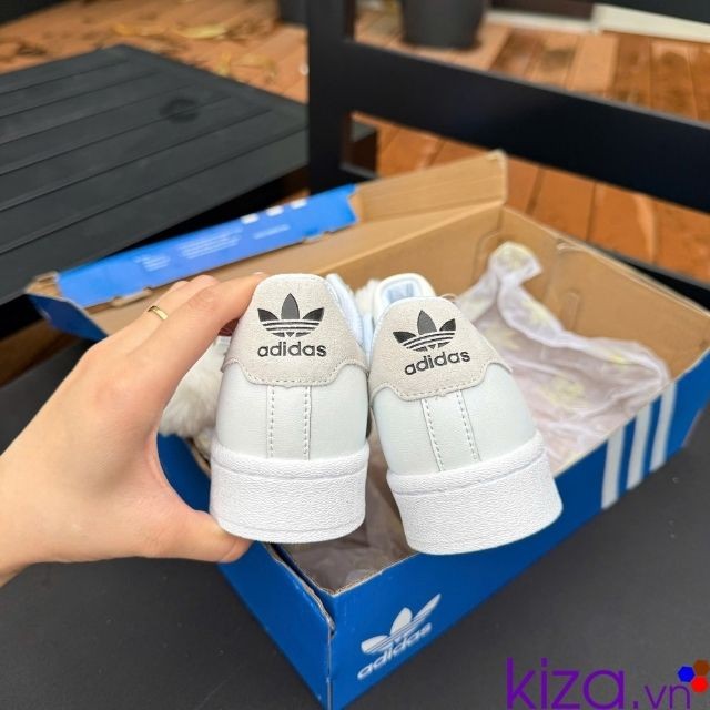 Giày thể thao màu trắng adidas