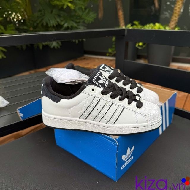 Adidas mũi sò màu trắng lót đen