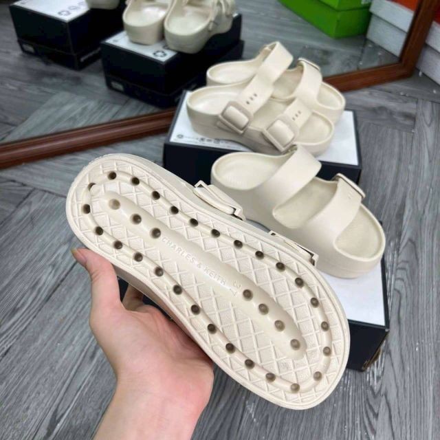 Dép quai ngang Charles & Keith màu trắng 5cm