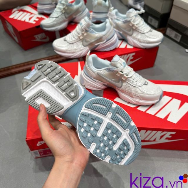 Giày Nike nữ V2k màu trắng bạc kẻ xanh