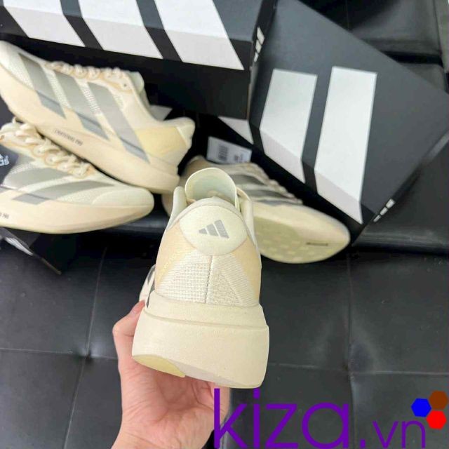 Giày chạy bộ adidas