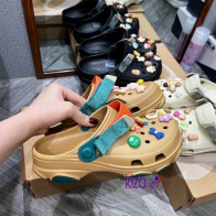 Dép sục Crocs all terrain màu vàng nâu quai vải