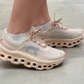 Giày chạy bộ On Running Cloudmonster Hyper màu kem