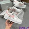 Giày Nike nữ Air Force màu trắng móc hồng vảy đá