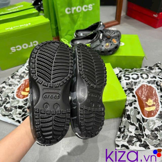 D&eacute;p crocs camo m&agrave;u đen