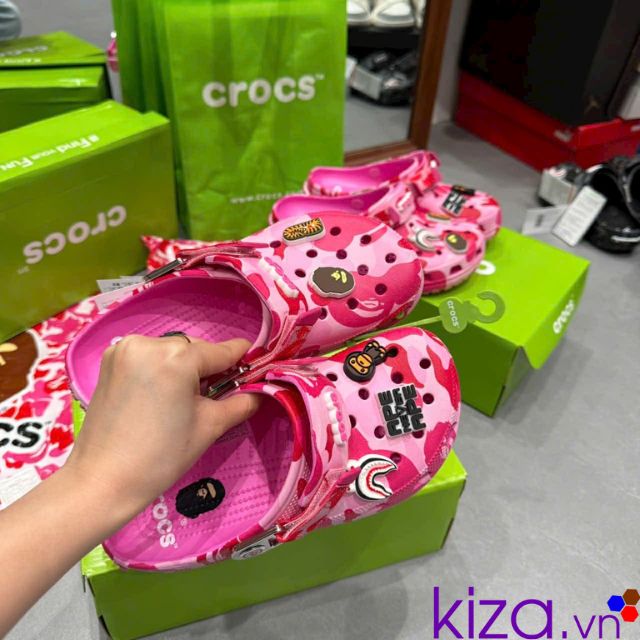 D&eacute;p sục crocs bape camo m&agrave;u hồng