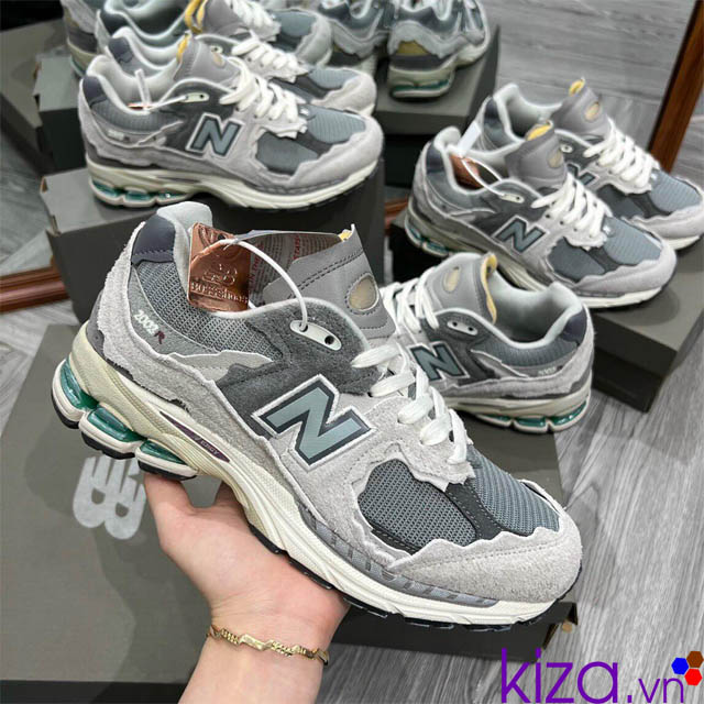 Giày New Balance 2002R xám