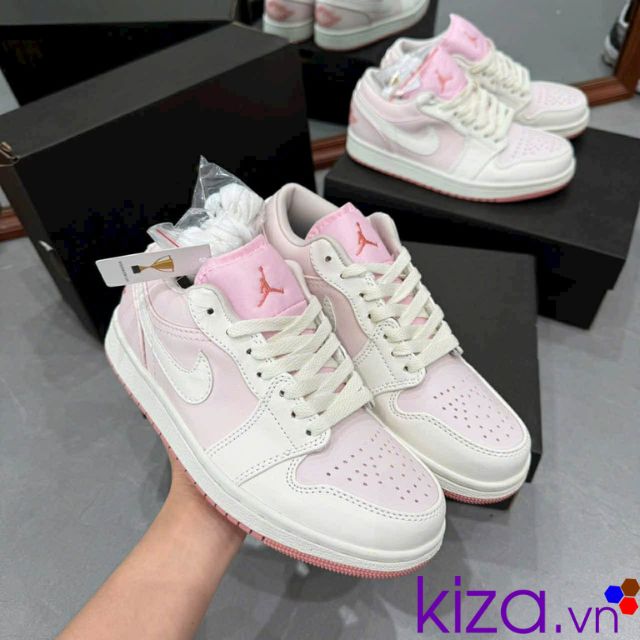 Gi&agrave;y Nike nữ m&agrave;u hồng kem
