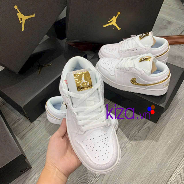 Giày nike jordan nam nữ màu trắng móc vàng Giày nike jordan nam nữ màu trắng móc vàng