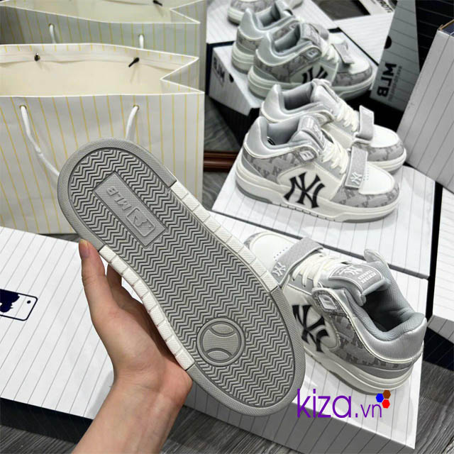 Gi&agrave;y MLB of quai d&aacute;n NY m&agrave;u x&aacute;m nữ