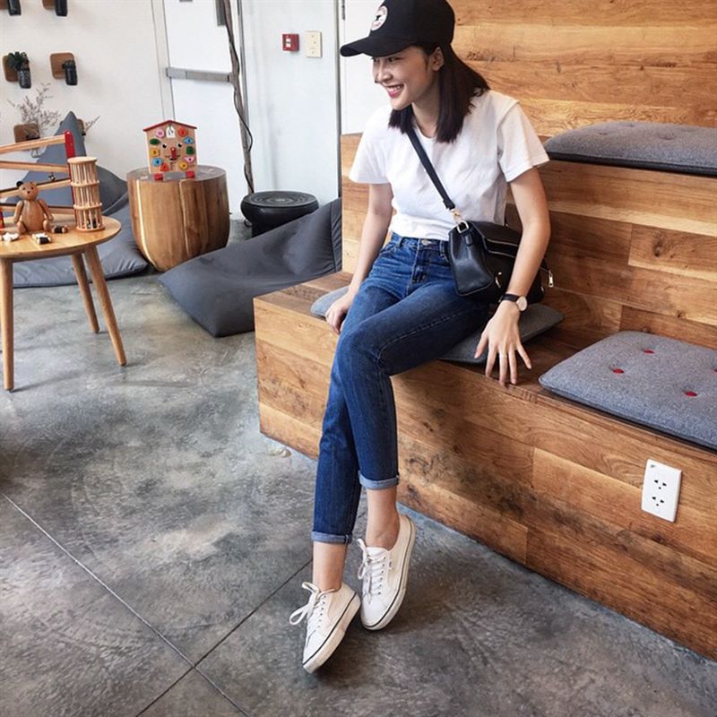 Nữ tính hơn với giày converse màu trắng cổ ngắn