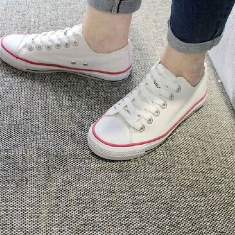 Giày converse màu trắng kết hợp đồ nam