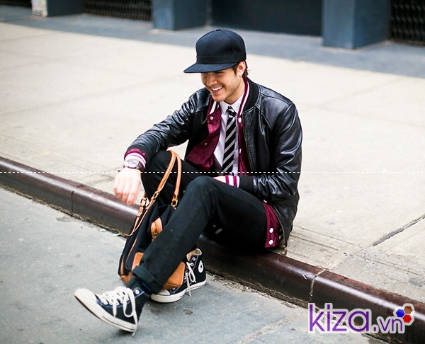 Áo khoác da kết hợp cùng giày converse cao cổ màu đen
