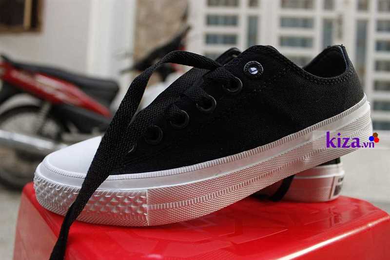 Cá tính với giày converse màu đen chuck cổ ngan