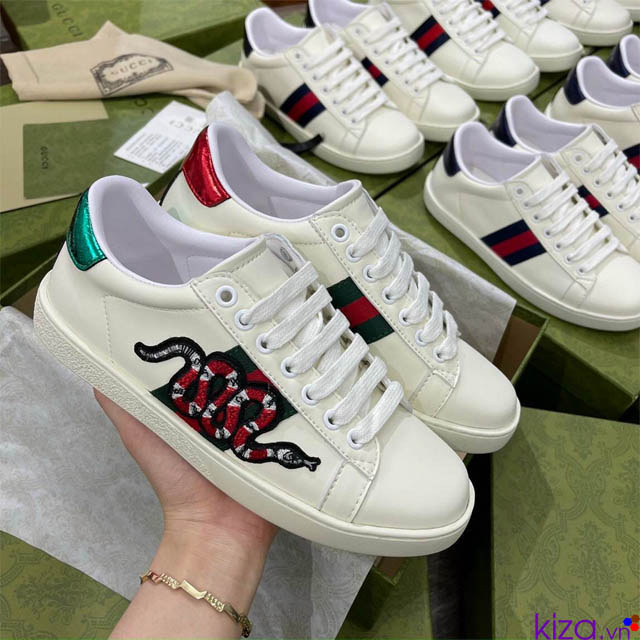 Giày Gucci rắn thêu